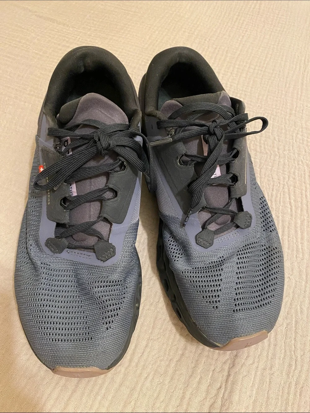 On Cloudstratus 3 running shoe in the Metal/Wisteria colorway 10.5  Women’s